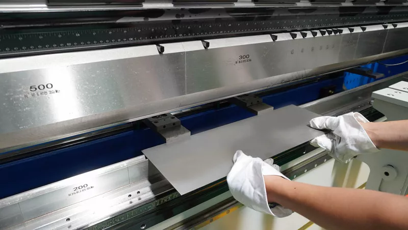 Como operar uma prensa dobradeira CNC