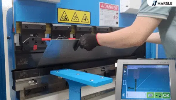 Como funciona uma máquina de prensa dobradeira CNC
