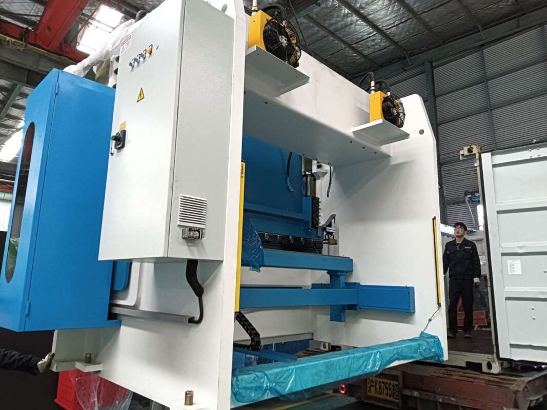 Spain-WE67K-200T3200 & WE67K-300T4000 CNC Press Brake