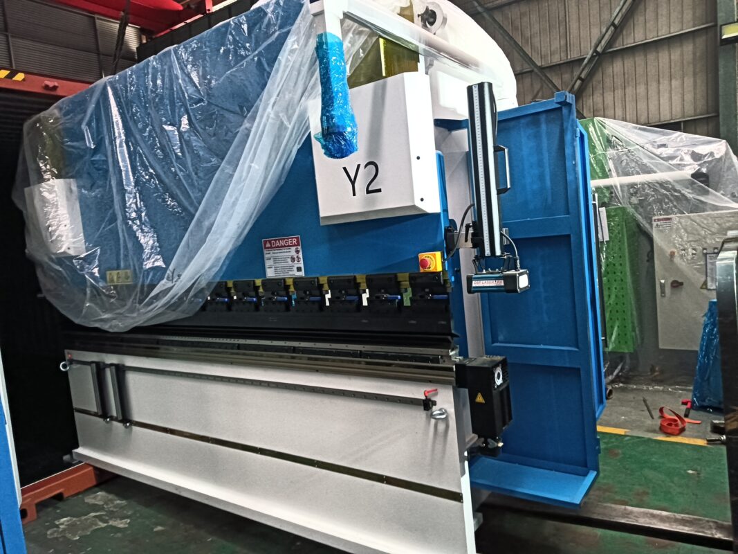 البرازيل- WE67K-175T3200 مكبس ثني CNC