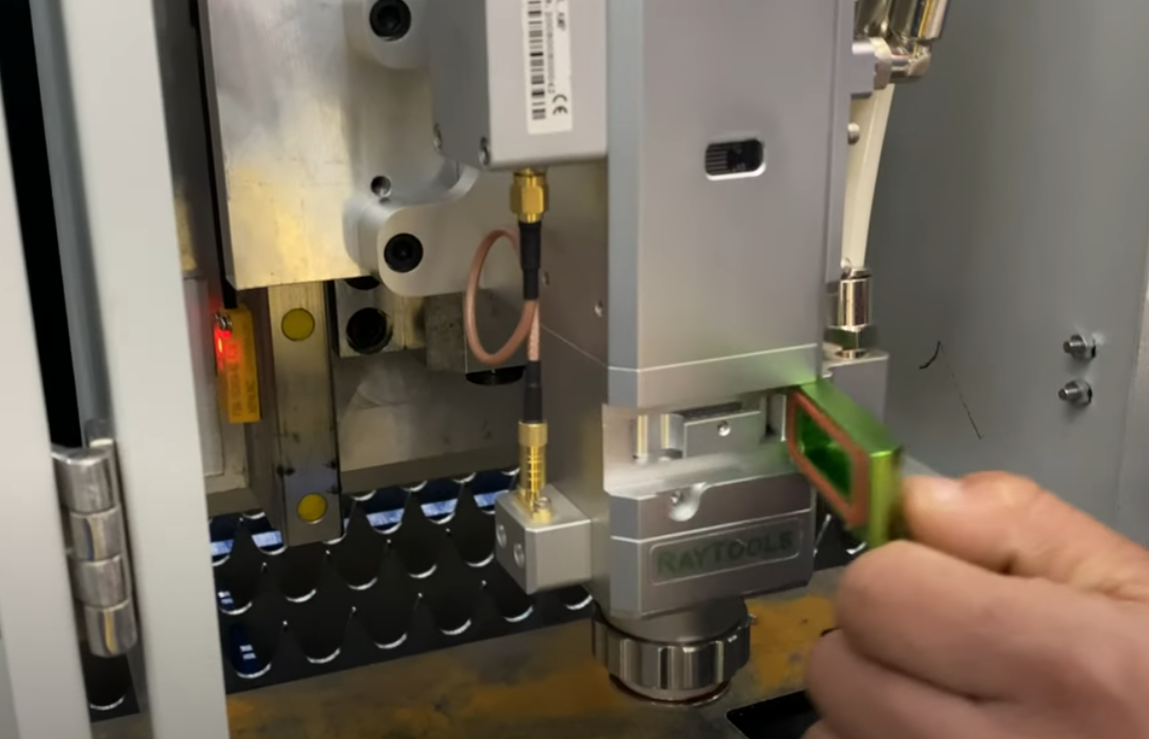 Comment effectuer facilement le remplacement de la lentille sur votre machine de découpe laser ?