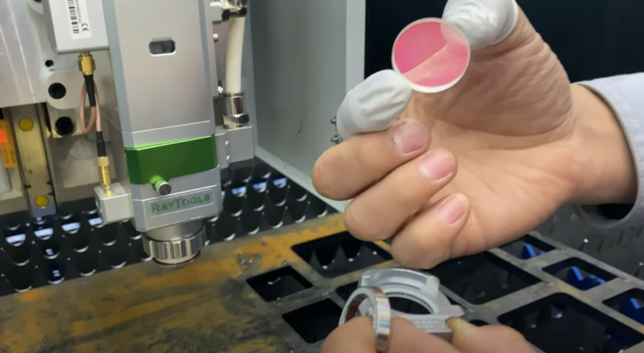 Comment effectuer facilement le remplacement de la lentille sur votre machine de découpe laser ?