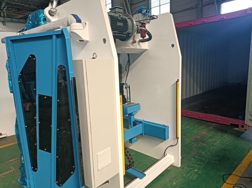 Israel- WE67K-125T1600 Plegadora CNC