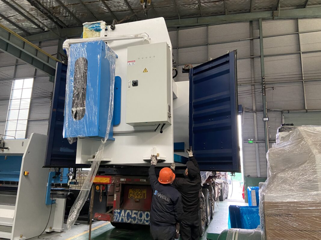 Serbia-WE67K-300T4200 Pressa piegatrice CNC