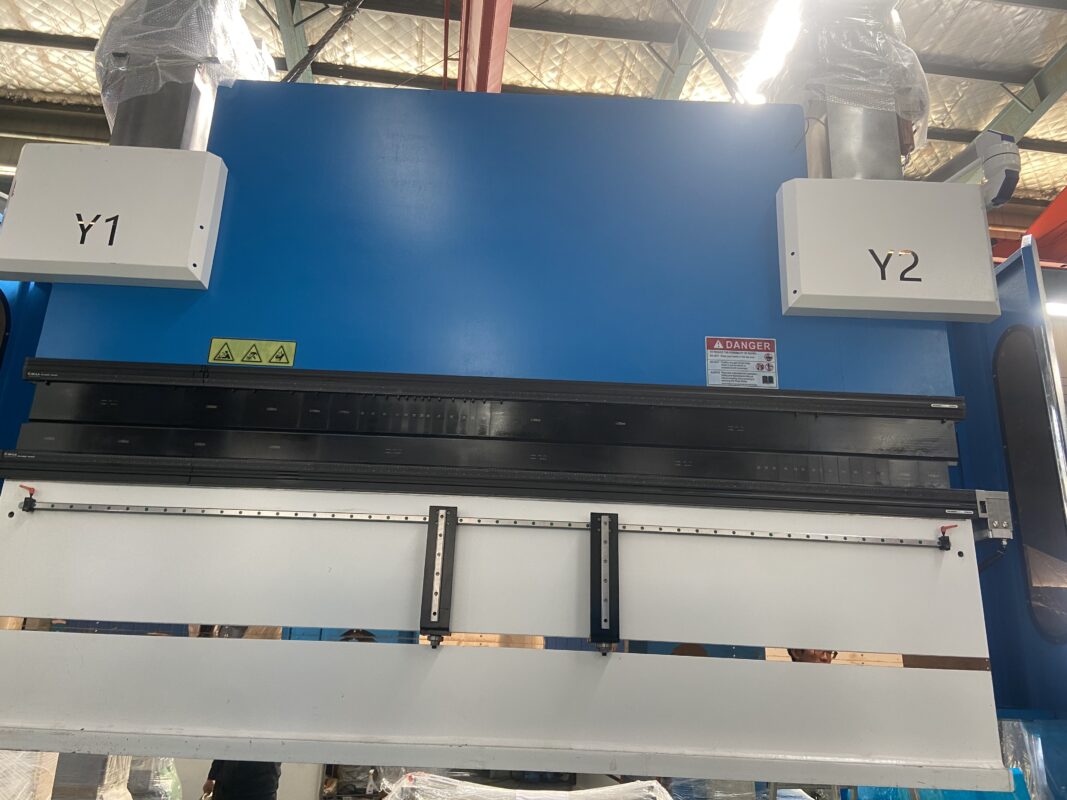 Prensa plegadora CNC UAE-WE67K-160T3200