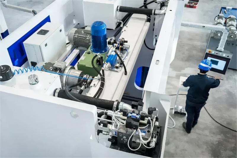 Aplicaciones de la prensa plegadora en la industria aeroespacial
