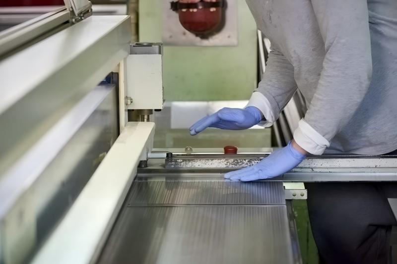 Come controllare le vibrazioni e il rumore della cesoia?