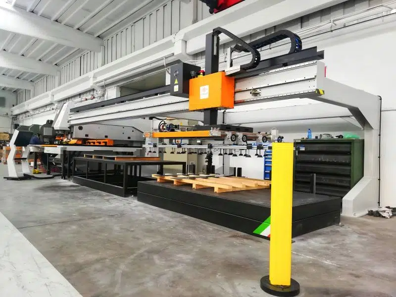 Stanzmaschine mit automatischer Be- und Entladung