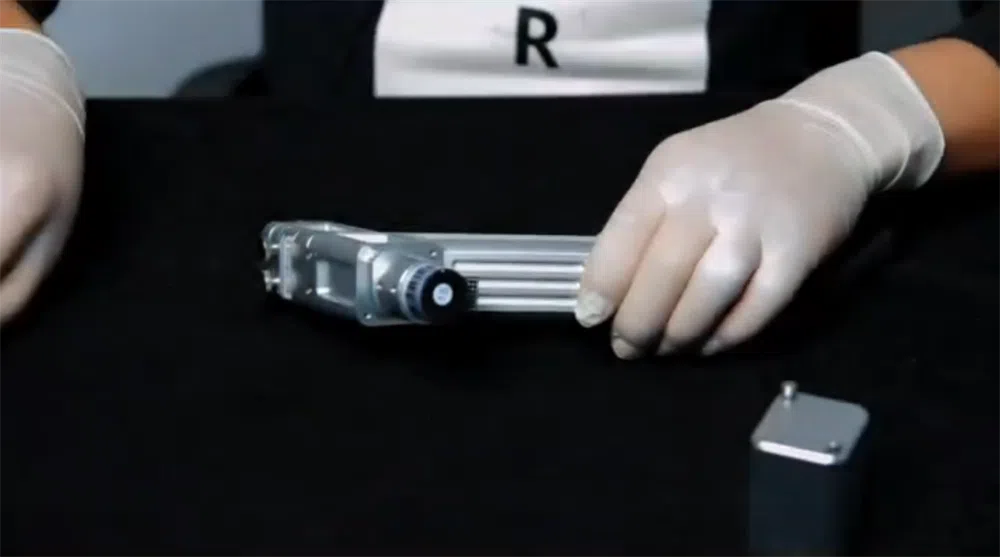 Come completare in modo efficiente la sostituzione della lente riflettente sulla testa di saldatura laser