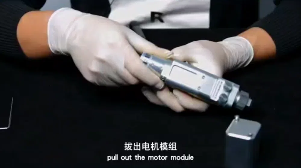 Come completare in modo efficiente la sostituzione della lente riflettente sulla testa di saldatura laser