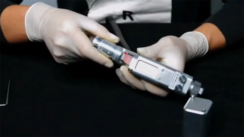 Come completare in modo efficiente la sostituzione della lente riflettente sulla testa di saldatura laser