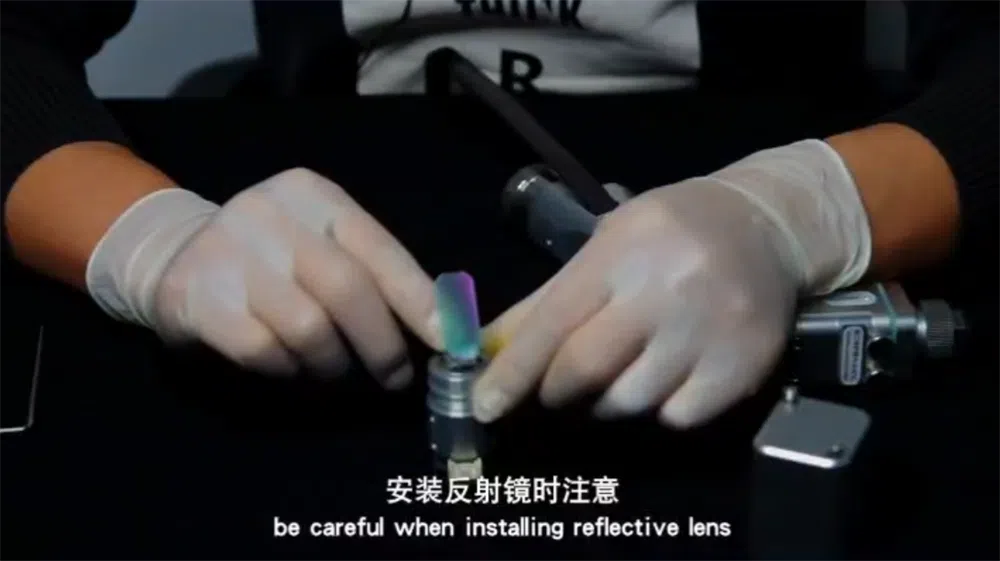 Come completare in modo efficiente la sostituzione della lente riflettente sulla testa di saldatura laser
