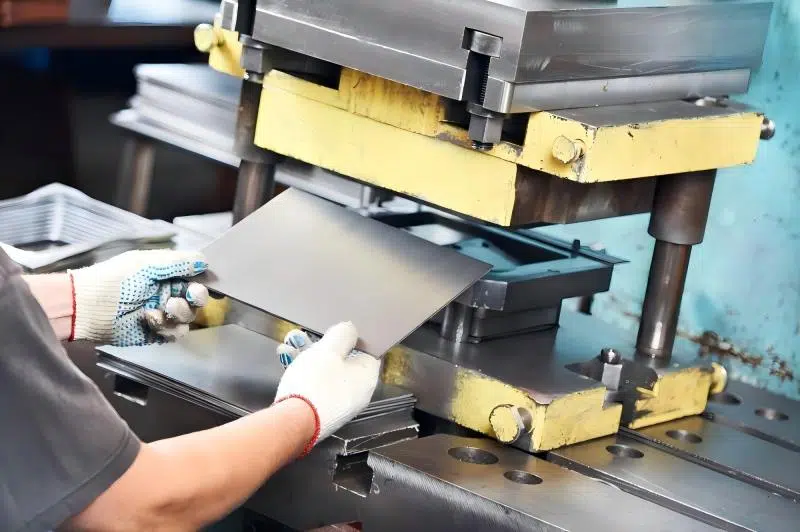Poinçonnage ou emboutissage : quel procédé vous convient le mieux ?