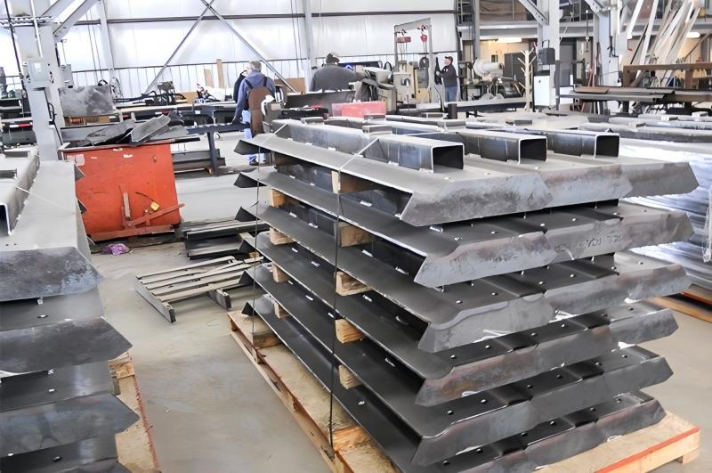 Jakie są główne zastosowania pras krawędziowych w produkcji niestandardowych wyrobów metalowych?