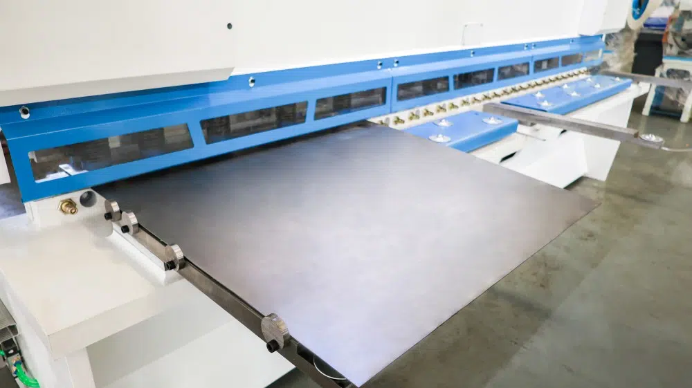 Máquinas de corte na fabricação de metais