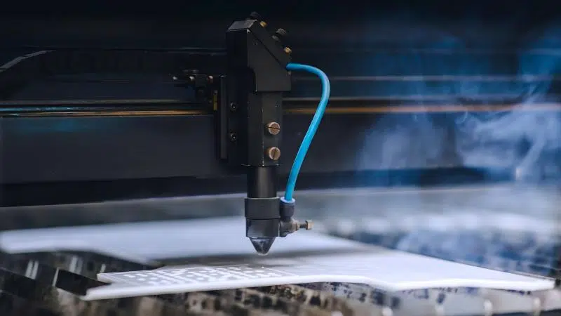 Come vengono utilizzate le macchine per il taglio laser nella lavorazione della plastica?