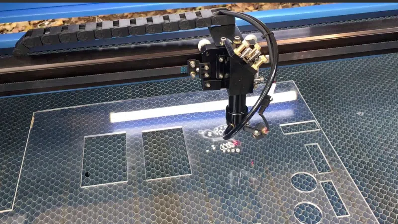 Macchine per il taglio laser nella lavorazione della plastica