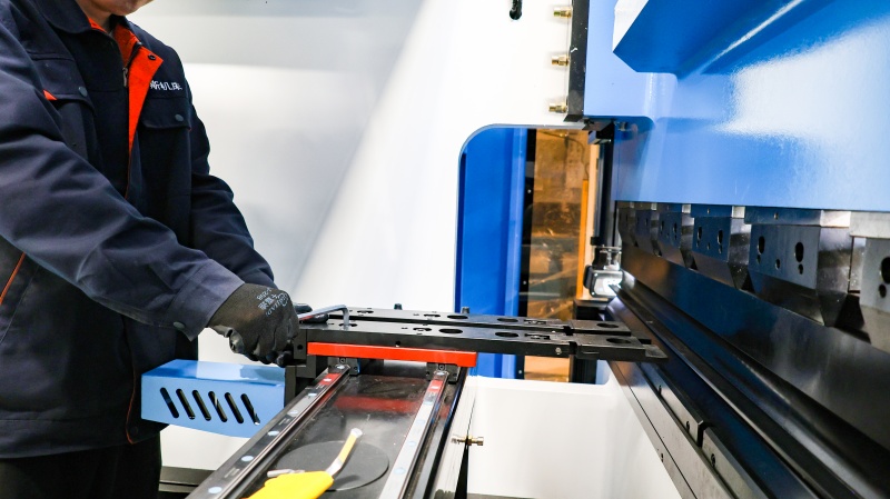Wie Abkantpressen in der Metallmöbelherstellung die Effizienz steigern