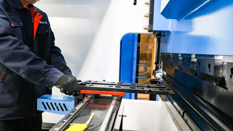 Comment les presses plieuses améliorent l'efficacité dans la fabrication de meubles en métal