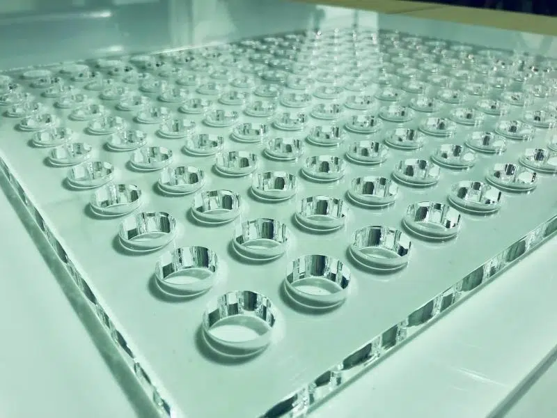 Come vengono utilizzate le macchine per il taglio laser nella lavorazione della plastica?