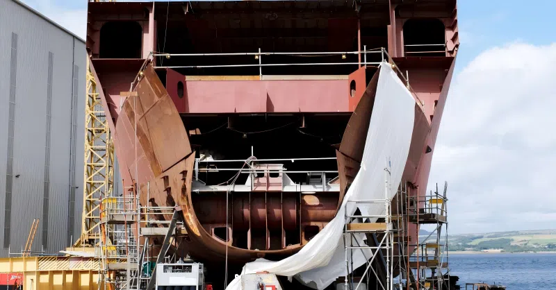 Máquinas de cisalhamento na indústria de construção naval