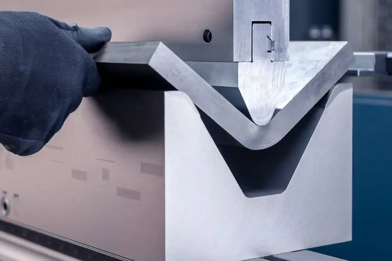 Presses plieuses dans les équipements d'éclairage