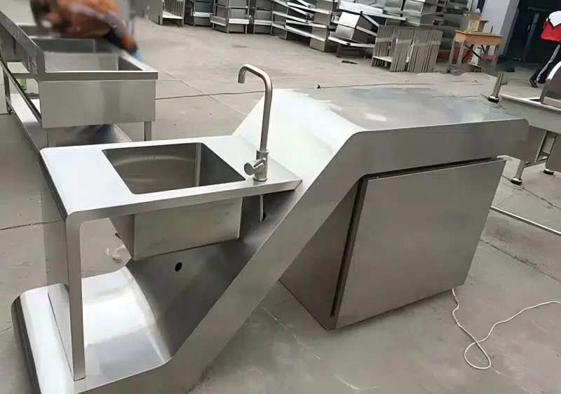 Comment les presses plieuses améliorent l'efficacité dans la fabrication de meubles en métal