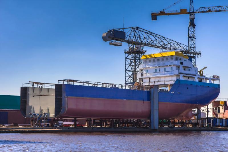 Aplicaciones de las prensas plegadoras en la construcción naval