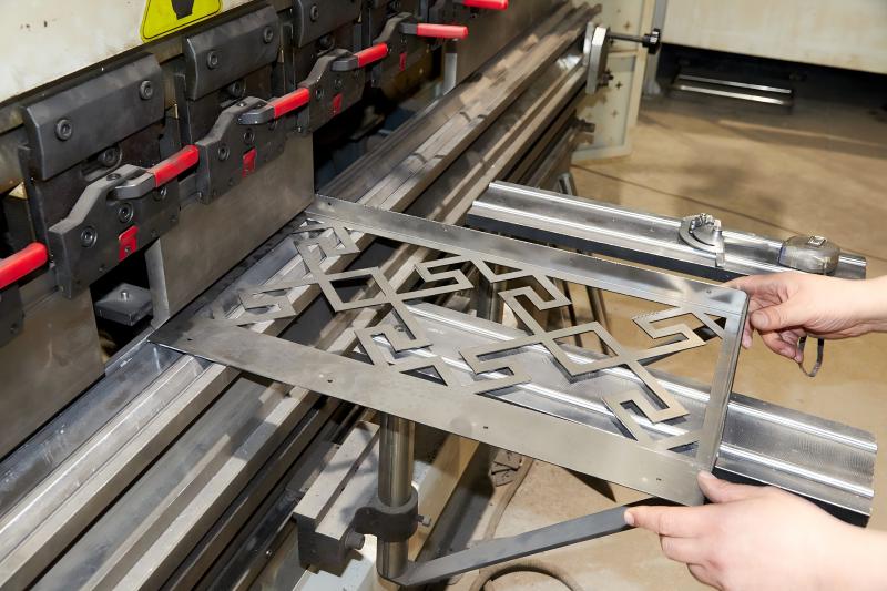 Jakie są główne zastosowania pras krawędziowych w produkcji niestandardowych wyrobów metalowych?