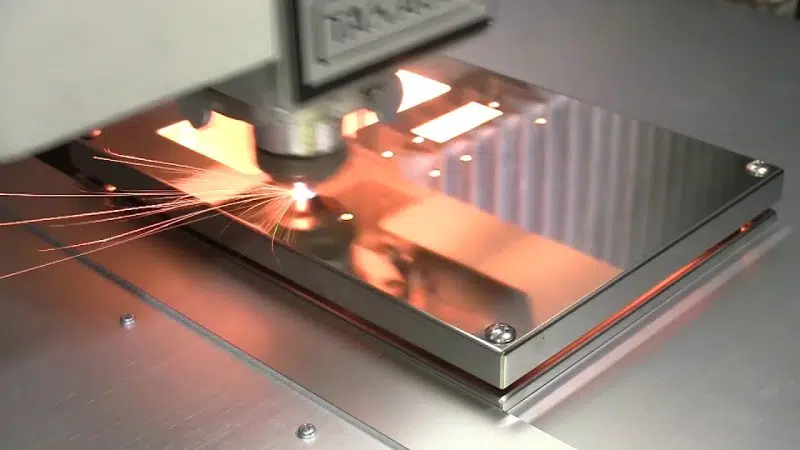 Quais são as aplicações das máquinas de corte a laser na indústria siderúrgica?