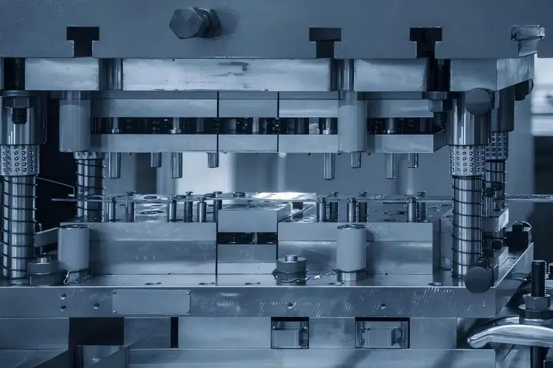 Quels processus utilisent une presse hydraulique dans l'industrie du formage des métaux ?