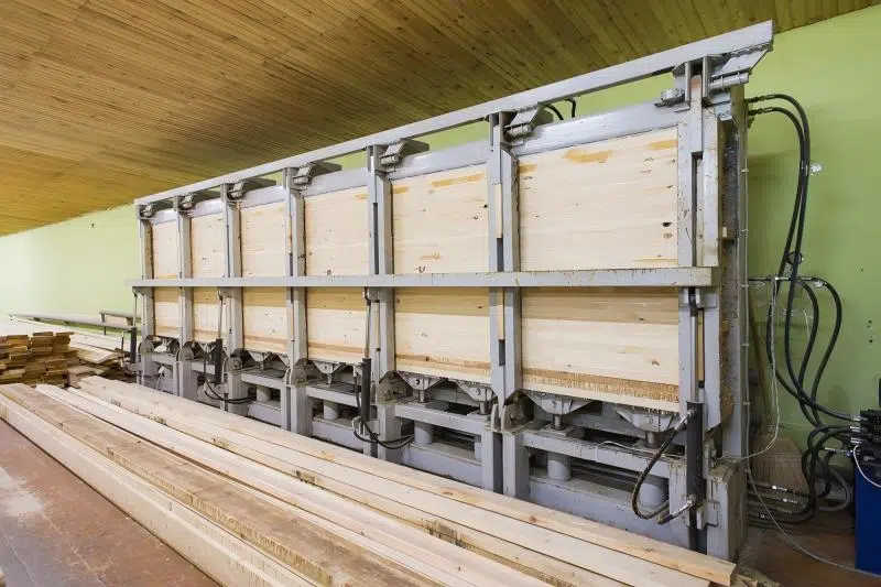 Quels sont les principaux avantages de la presse hydraulique dans l’industrie du bois ?