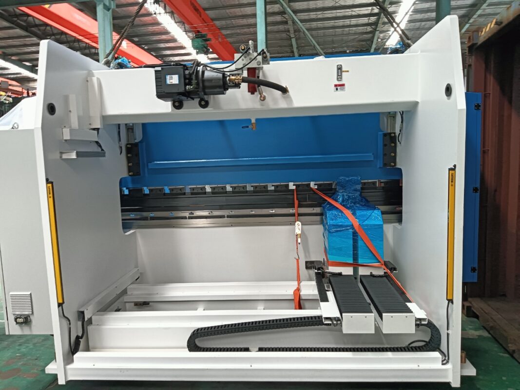 Prensa plegadora CNC LETONIA-WE67K- 110T3200