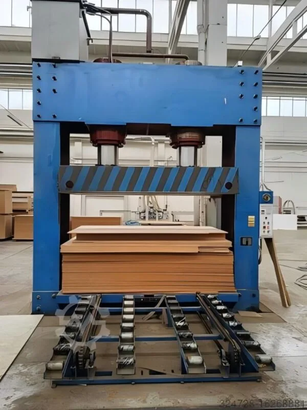 Presse hydraulique dans l'industrie du bois