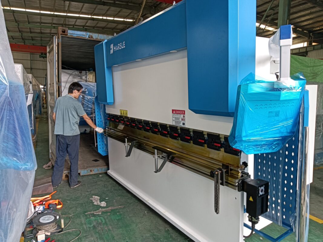 الأرجنتين-WE67K-130T3200 مكابس الضغط CNC