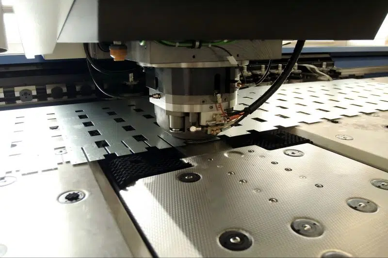 Máquinas punzonadoras en la industria del mueble