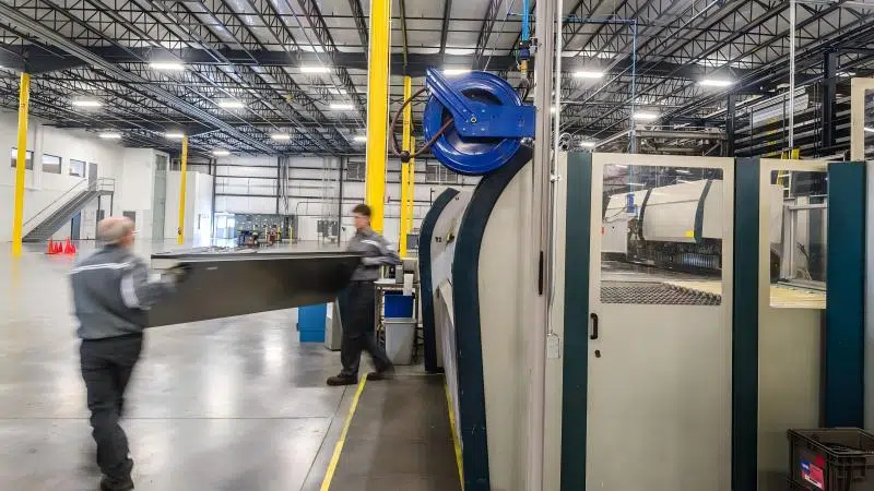 Dobladora de paneles en la fabricación de ascensores