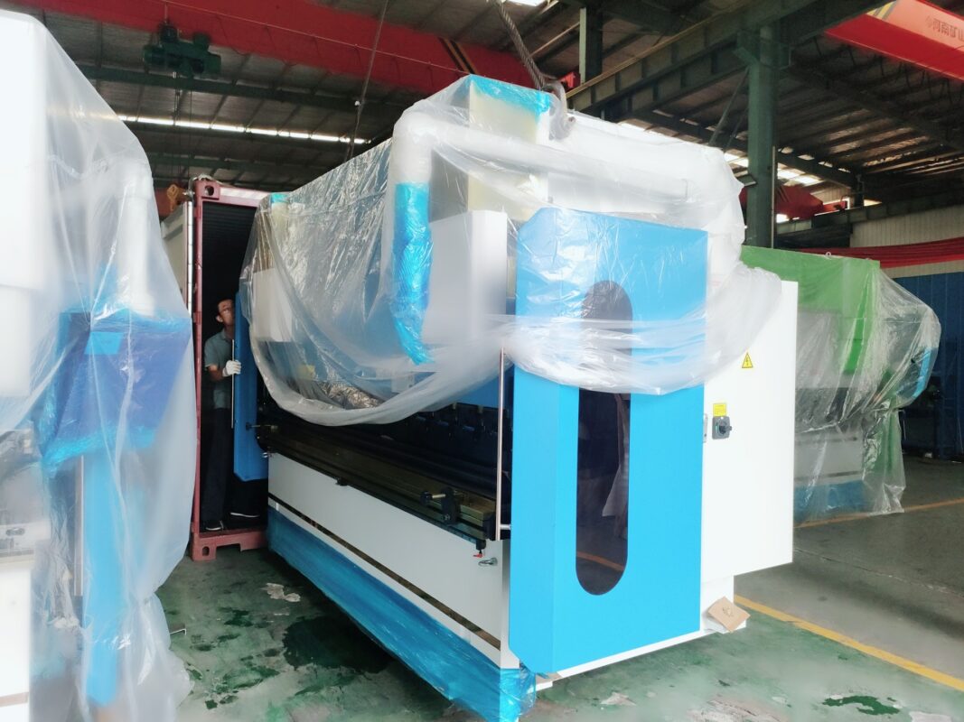 Lettland-WE67K-250T3200 CNC-Abkantpresse