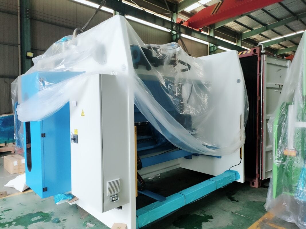Lettland-WE67K-250T3200 CNC-Abkantpresse