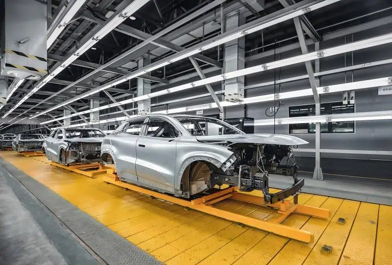 Cintreuse de panneaux dans l'industrie automobile
