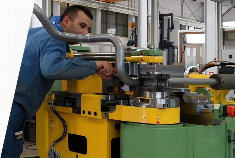 ثني الأنابيب في الآلات الثقيلة