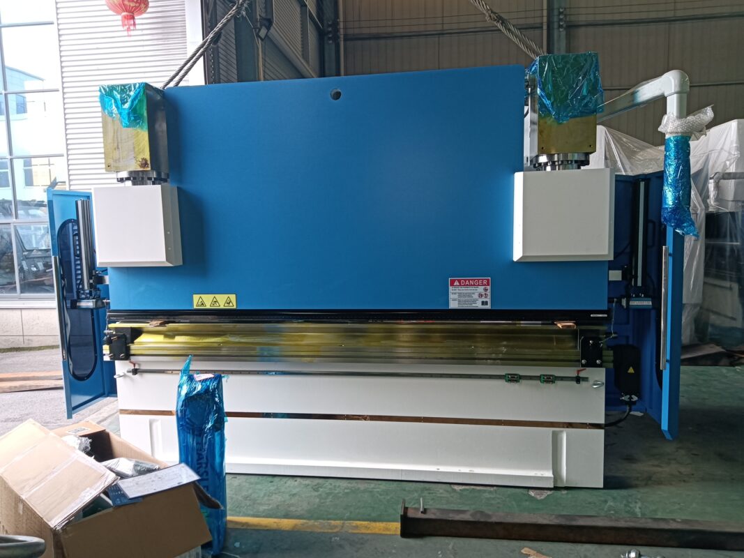 روسيا-WE67K-250T3200 مكبس فرامل CNC