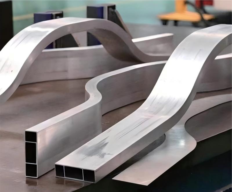 O que torna a curvatura de tubos tão versátil na indústria ferroviária?