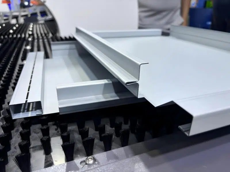 Cintreuse de panneaux pour portes et fenêtres métalliques