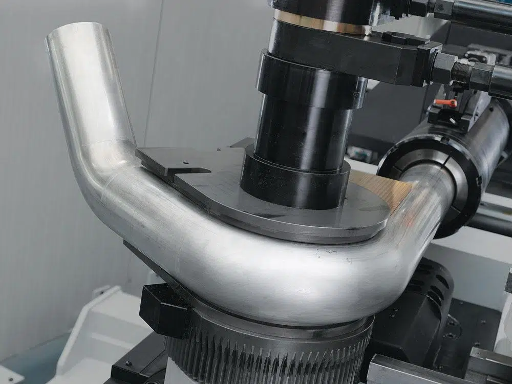 Wie wird das Biegen von Rohren im Schwermaschinenbau präzise durchgeführt?