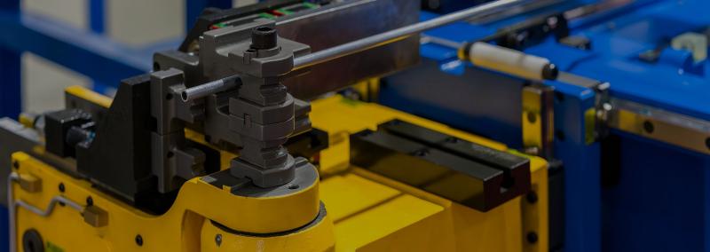 Wie geht man bei übermäßigen Geräuschen in Rohrbiegemaschinen vor?