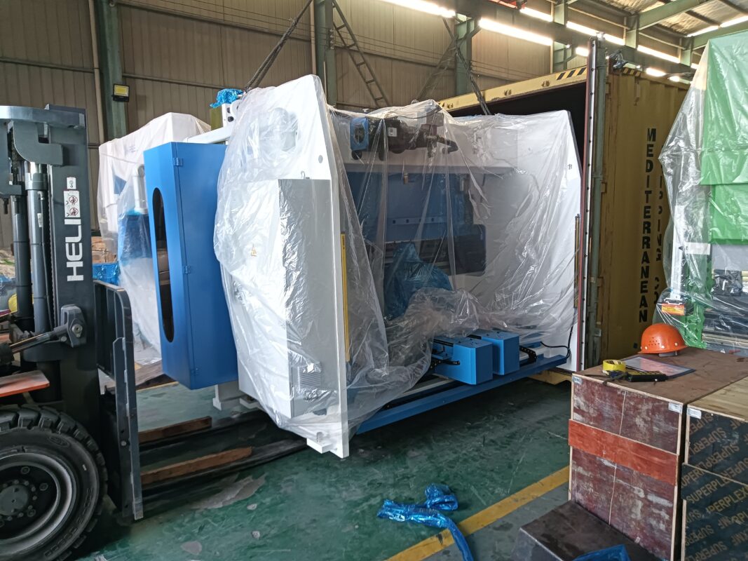 South Africa-WE67K- 130T3200 CNC Press Brake