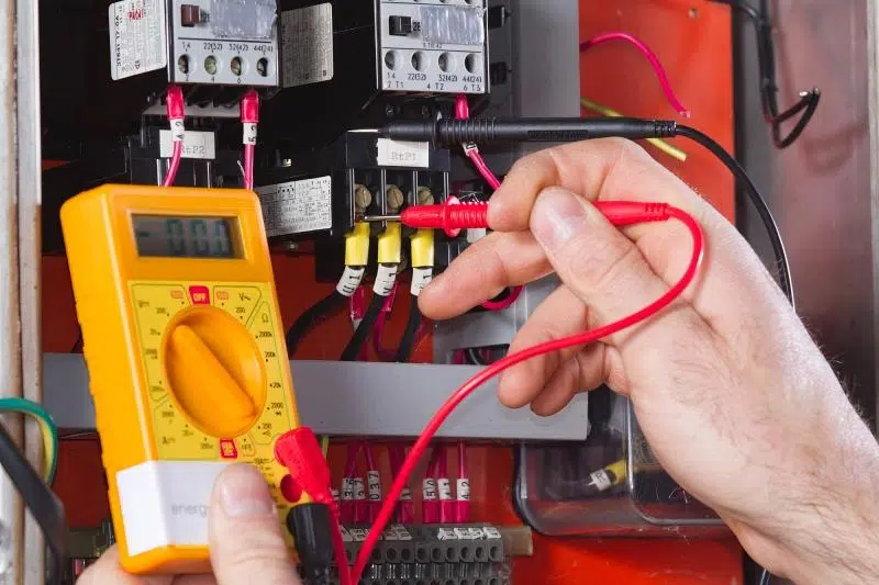 Como solucionar problemas de superaquecimento do motor da dobradeira de tubos?