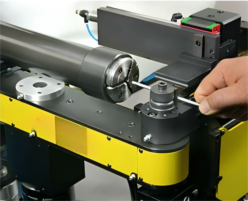 Comment résoudre rapidement un problème de changement d'outil sur une cintreuse de tubes ?