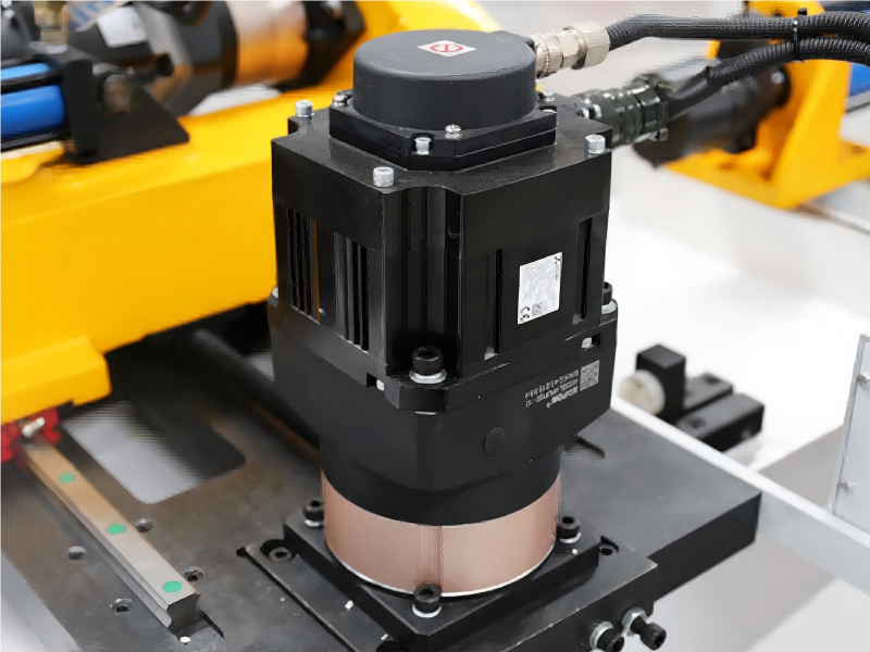 Alarmy silników serwo w giętarkach do rur CNC